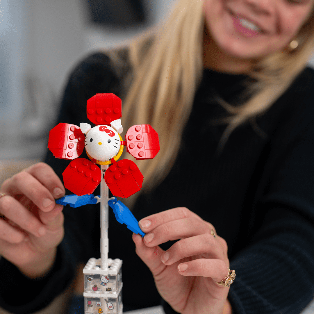 Brickcraft Hello Kitty Flower & Vase Building Kit (115 Plastic Pieces), Sanrio Hello Kitty Collection, Floral Decoration & Modular Vase Bouquet, Cute Home Décor