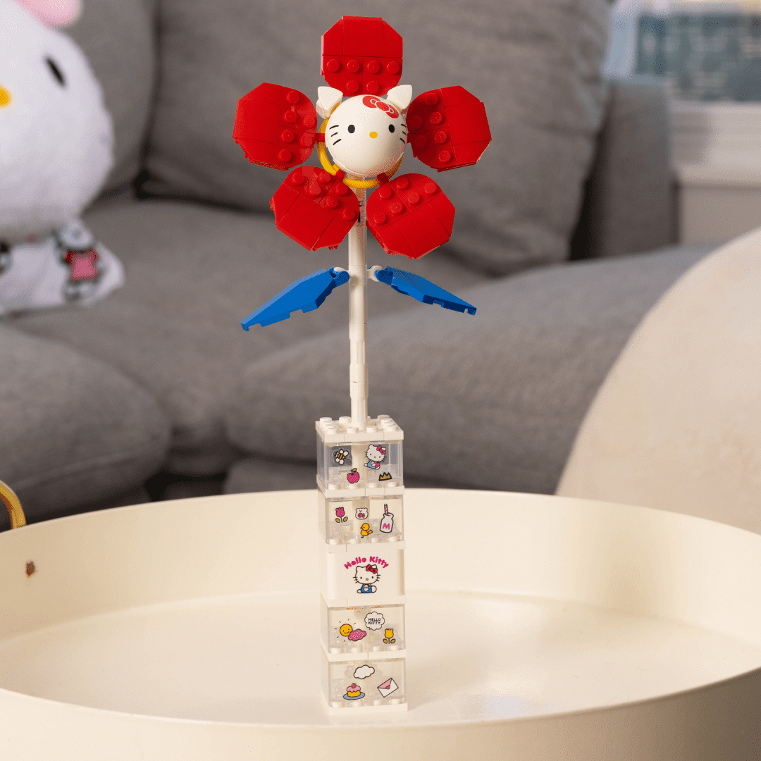 Brickcraft Hello Kitty Flower & Vase Building Kit (115 Plastic Pieces), Sanrio Hello Kitty Collection, Floral Decoration & Modular Vase Bouquet, Cute Home Décor